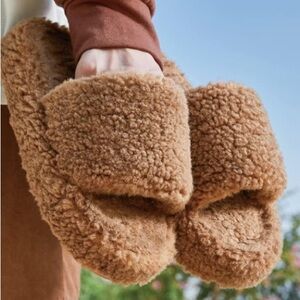 Fuzzy and Thick Memory Foam Open Toe Slippers NWOT